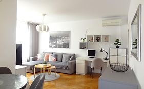 Well-Equipped Apartment With Free Parking